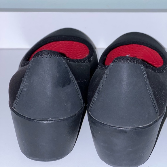 Crocs Size 7 women’s busy day black ballet wedge slip on shoes - Picture 2 of 3